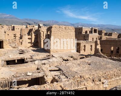 Vue extérieure d'une construction de maisons de boue, principalement abandonnées, à Bait Al Safah, Al Hamra, Sultanat d'Oman, Moyen-Orient Banque D'Images