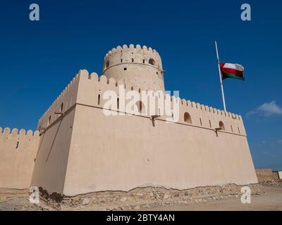 Le drapeau omanais à mi-mât pour signifier la mort du sultan Qaboos au château de Ras Al Has, Sultanat d'Oman, Moyen-Orient Banque D'Images