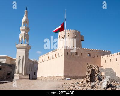 Le drapeau omanais à mi-mât pour signifier la mort du sultan Qaboos au château de Ras Al Has, Sultanat d'Oman, Moyen-Orient Banque D'Images