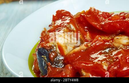 Ragoût de poisson trinidadien, poisson des Caraïbes avec vivaneau rouge mariné et tilapia, infusé avec des épices, poivrons, tomates, Banque D'Images