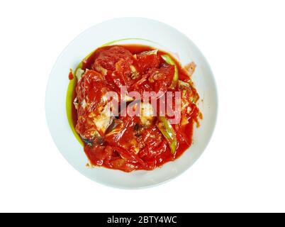 Ragoût de poisson trinidadien, poisson des Caraïbes avec vivaneau rouge mariné et tilapia, infusé avec des épices, poivrons, tomates, Banque D'Images