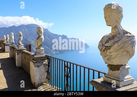 Terrasse de l'infini, Jardins de Villa Cimbrone, falaise de Ravello, Côte d'Amalfi, site classé au patrimoine mondial de l'UNESCO, Campanie, Italie, Europe Banque D'Images