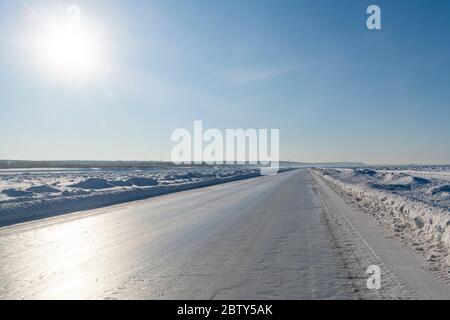 Route glaciaire sur la rivière Lena gelée, route des os, République Sakha (Yakutia), Russie, Eurasie Banque D'Images