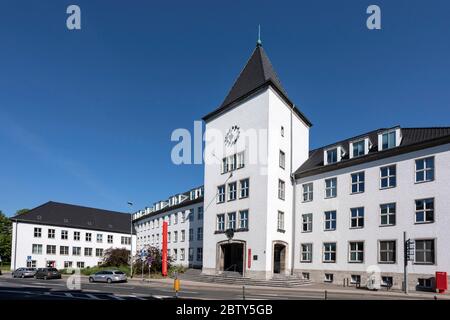 L'ancienne mairie de Moers à côté du nouveau bâtiment Banque D'Images