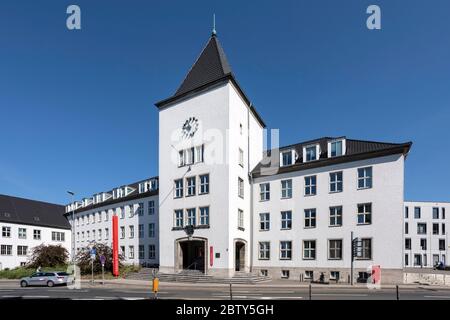 L'ancienne mairie de Moers à côté du nouveau bâtiment Banque D'Images