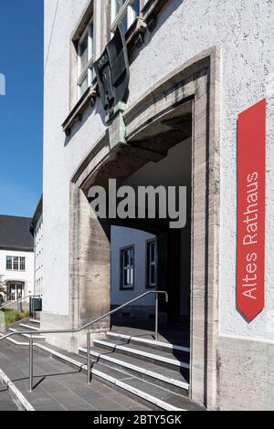 L'ancienne mairie de Moers à côté du nouveau bâtiment Banque D'Images