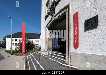 L'ancienne mairie de Moers à côté du nouveau bâtiment Banque D'Images