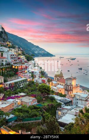 Positano. Image aérienne de la célèbre ville de Positano située sur la côte amalfitaine, en Italie, au lever du soleil. Banque D'Images