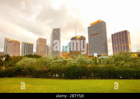 Bayfront Park et les gratte-ciel du centre-ville au crépuscule, Miami, Floride, États-Unis Banque D'Images
