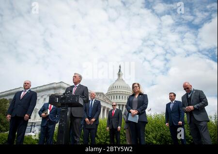 Kevin McCarthy, chef de la Chambre des représentants minoritaire (R-Calif.), détient un point de presse avec Steve Scalise (R-LA), représentant de la Chambre des représentants, et Liz Cheney (R-WY), présidente de la Conférence parlementaire du parti républicain, entre autres, D'annoncer que les dirigeants républicains ont intenté une action en justice contre la Présidente de la Chambre Nancy Pelosi et les responsables du Congrès dans le but d'empêcher la Chambre des représentants d'utiliser un système de vote par procuration pour permettre le vote à distance pendant la pandémie du coronavirus, à l'extérieur du Capitole des États-Unis à Washington, DC., mercredi, 27 mai 2020. Crédit : Rod Lamkey / CNP / MediaPunch Banque D'Images