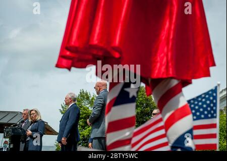 Michael Wheeler, de Kansas City, Mo, porte sa tenue « Super Jesus » avec le cap et le drapeau américain, tandis que le député de la Chambre des représentants, Kevin McCarthy (R-Calif.), détient une disponibilité médiatique avec Steve Scalise (R-LA), le député de la Chambre des représentants de la minorité, Liz Cheney (R-WY) et d'autres, Annoncer que les dirigeants républicains ont intenté une action en justice contre la Présidente de la Chambre Nancy Pelosi et les responsables du Congrès afin d'empêcher la Chambre des représentants d'utiliser un système de vote par procuration pour permettre le vote à distance pendant la pandémie du coronavirus, à l'extérieur du Capitole des États-Unis à Washington, DC. Banque D'Images