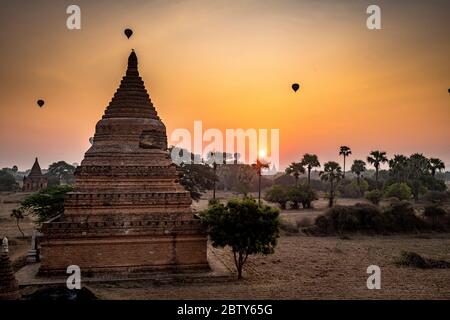 Ballons à air chaud au-dessus de Bagan au lever du soleil, Bagan (Pagan), Myanmar (Birmanie), Asie Banque D'Images