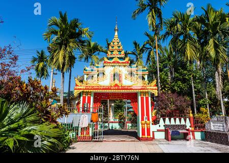 Entrée à la pagode su Taung Pyi, Myitkyina, état de Kachin, Myanmar (Birmanie), Asie Banque D'Images