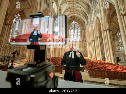 Le Revd Michael Smith, le pasteur Canon de York Minster, répète un service numérique Evensong à l'intérieur de la cathédrale, alors que le gouvernement se dirige vers l'introduction de mesures pour sortir le pays de l'isolement. Banque D'Images