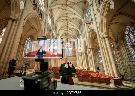 Le Revd Michael Smith, le pasteur Canon de York Minster, répète un service numérique Evensong à l'intérieur de la cathédrale, alors que le gouvernement se dirige vers l'introduction de mesures pour sortir le pays de l'isolement. Banque D'Images