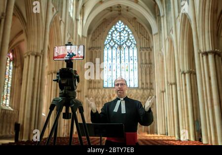 Le Revd Michael Smith, le pasteur Canon de York Minster, répète un service numérique Evensong à l'intérieur de la cathédrale, alors que le gouvernement se dirige vers l'introduction de mesures pour sortir le pays de l'isolement. Banque D'Images