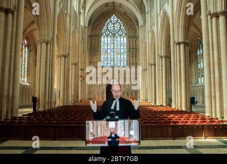 Le Revd Michael Smith, le pasteur Canon de York Minster, répète un service numérique Evensong à l'intérieur de la cathédrale, alors que le gouvernement se dirige vers l'introduction de mesures pour sortir le pays de l'isolement. Banque D'Images