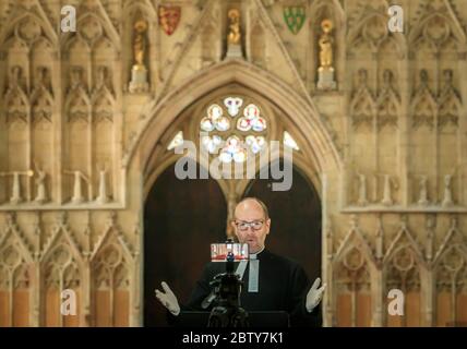 Le Revd Michael Smith, le pasteur Canon de York Minster, répète un service numérique Evensong à l'intérieur de la cathédrale, alors que le gouvernement se dirige vers l'introduction de mesures pour sortir le pays de l'isolement. Banque D'Images