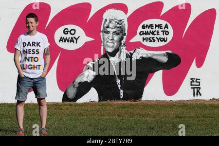 Artiste irlandais Emmalene Blake avec sa fresque de Pink dans le sud de Dublin, l'une des dernières d'une série de peintures murales inspirées par le coronavirus. Les autres artistes ont été Dua Lipa, TIA et Tamera Mowry, Cardi B, Robyn, The police, Ice Cube, Pinky and the Brain et David Bowie. Banque D'Images