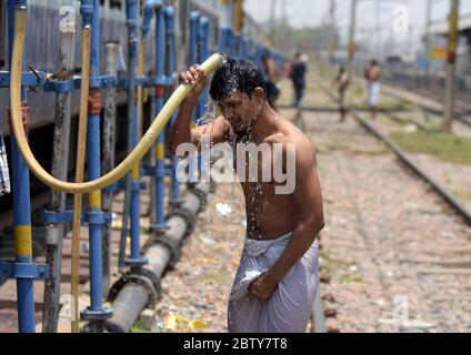 Prayagraj, Inde. 28 mai 2020. Prayagraj: Migrants de Mumbai voyageant en train spécial se baignant à la jonction de Prayagraj pour battre la chaleur lors de l'éclusage de la COVID-19 nationale le 28 mai 2020. (Photo de Prabhat Kumar Verma/Pacific Press) crédit: Pacific Press Agency/Alay Live News Banque D'Images