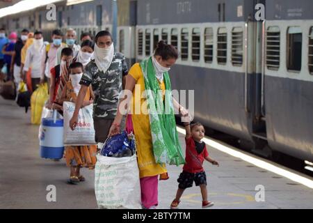 Prayagraj: Des migrants de Mumbai sont arrivés par un train spécial à la jonction de Prayagraj, lors du lockdown national de la COVID-19 le 28 mai 2020. (Photo de Prabhat Kumar Verma/Pacific Press) crédit: Pacific Press Agency/Alay Live News Banque D'Images