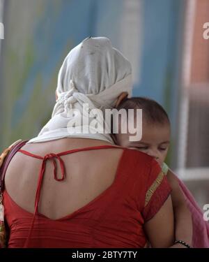 Prayagraj: Des migrants de Mumbai sont arrivés par un train spécial à la jonction de Prayagraj, lors du lockdown national de la COVID-19 le 28 mai 2020. (Photo de Prabhat Kumar Verma/Pacific Press) crédit: Pacific Press Agency/Alay Live News Banque D'Images