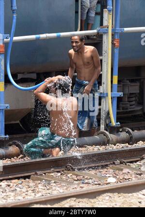 Prayagraj, Inde. 28 mai 2020. Prayagraj: Migrants de Mumbai voyageant en train spécial se baignant à la jonction de Prayagraj pour battre la chaleur lors de l'éclusage de la COVID-19 nationale le 28 mai 2020. (Photo de Prabhat Kumar Verma/Pacific Press) crédit: Pacific Press Agency/Alay Live News Banque D'Images