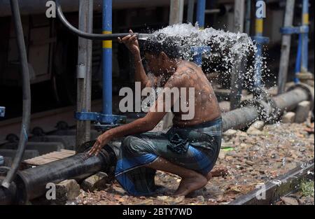 Prayagraj, Inde. 28 mai 2020. Prayagraj: Migrants de Mumbai voyageant en train spécial se baignant à la jonction de Prayagraj pour battre la chaleur lors de l'éclusage de la COVID-19 nationale le 28 mai 2020. (Photo de Prabhat Kumar Verma/Pacific Press) crédit: Pacific Press Agency/Alay Live News Banque D'Images