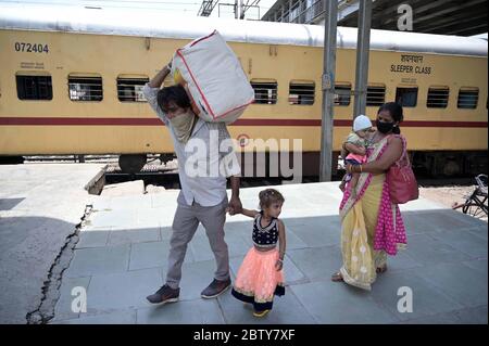 Prayagraj: Des migrants de Mumbai sont arrivés par un train spécial à la jonction de Prayagraj, lors du lockdown national de la COVID-19 le 28 mai 2020. (Photo de Prabhat Kumar Verma/Pacific Press) crédit: Pacific Press Agency/Alay Live News Banque D'Images