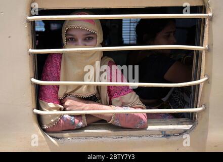 Prayagraj, Inde. 28 mai 2020. Prayagraj: Le personnel du FPR distribue des paquets de nourriture aux migrants de Mumbai voyageant par un train spécial à la jonction de Prayagraj lors du verrouillage national de la COVID-19 le 28 mai 2020. (Photo de Prabhat Kumar Verma/Pacific Press) crédit: Pacific Press Agency/Alay Live News Banque D'Images