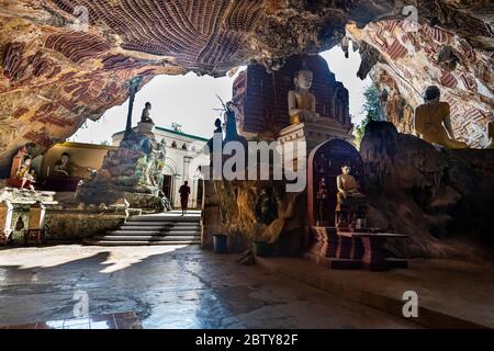 Grotte remplie de buddhas, grotte de Kawgun, hPa-an, Etat de Kayin, Myanmar (Birmanie), Asie Banque D'Images