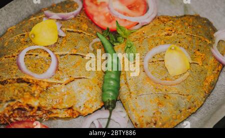 Pomfret noir avec grill indien prêt au masala Banque D'Images