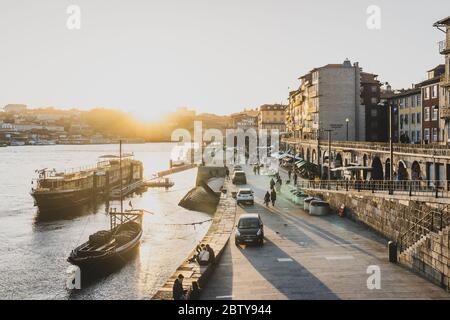 La région de Cais da Ribeira à Porto au coucher du soleil, site du patrimoine mondial de l'UNESCO, Porto, Portugal, Europe Banque D'Images