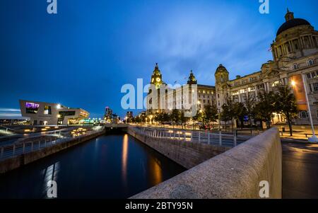 Pier Head et les trois Graces sur le front de mer de Mersey pendant l'heure bleue, site classé au patrimoine mondial de l'UNESCO, Liverpool, Merseyside, Angleterre, United Kin Banque D'Images