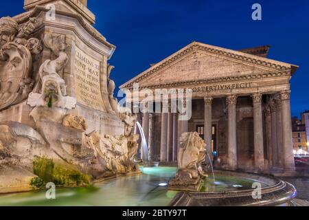 Le Panthéon et la fontaine de nuit, UNESCO World Heritage Site, Piazza della Rotonda, Rome, Latium, Italie, Europe Banque D'Images