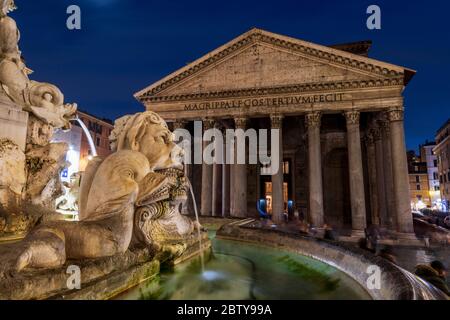 Le Panthéon avec fontaine la nuit, site classé au patrimoine mondial de l'UNESCO, Piazza della Rotonda, Rome, Lazio, Italie, Europe Banque D'Images