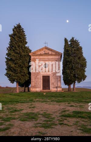 Église Vitaleta (Madonna di Vitaleta) avec lune, San Quirico d'Orcia, Val d'Orcia, site classé au patrimoine mondial de l'UNESCO, Toscane, Italie, Europe Banque D'Images