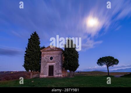 Église Vitaleta (Madonna di Vitaleta) au clair de lune, San Quirico d'Orcia, Val d'Orcia, site classé au patrimoine mondial de l'UNESCO, Toscane, Italie, Europe Banque D'Images