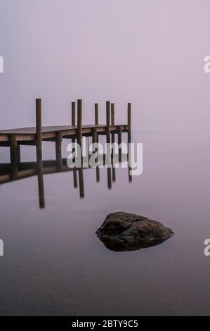 La nouvelle jetée Brandlehow avec brume matinale, Derwentwater, Lake District National Park, site classé au patrimoine mondial de l'UNESCO, Cumbria, Angleterre, Royaume-Uni, E Banque D'Images