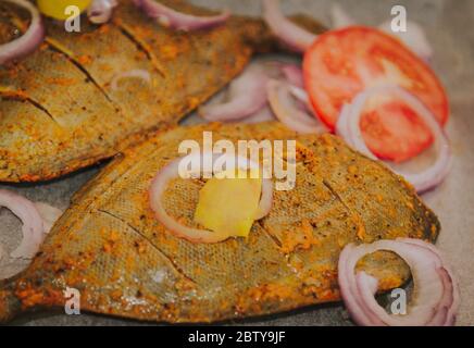 Pomfret noir avec grill indien prêt au masala Banque D'Images