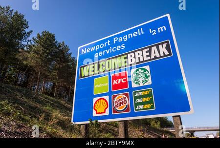 Panneau pour les services de Newport Pagnell sur l'autoroute M1, Buckinghamshire, Angleterre. Banque D'Images