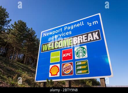 Panneau pour les services de Newport Pagnell sur l'autoroute M1, Buckinghamshire, Angleterre. Banque D'Images