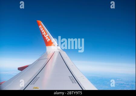 Vue d'une aile sur un avion Easyjet pris de l'intérieur de la cabine. Banque D'Images