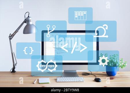 Espace de travail de développement de logiciels dans un bureau lumineux avec table en bois, programmation de code sur écran d'ordinateur de bureau, devel INFORMATIQUE Banque D'Images