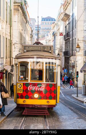 Tramway traditionnel à Lisbonne dans les rues urbaines, Lisbonne, Portugal, Europe Banque D'Images