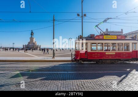 Tramway rouge traditionnel sur la place du Commerce, Lisbonne, Portugal, Europe Banque D'Images