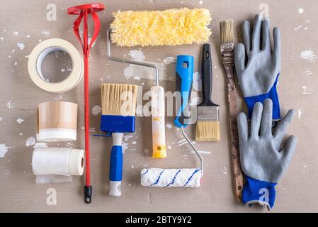 Outils de peinture pour la décoration de maison sur un carton de terre Banque D'Images