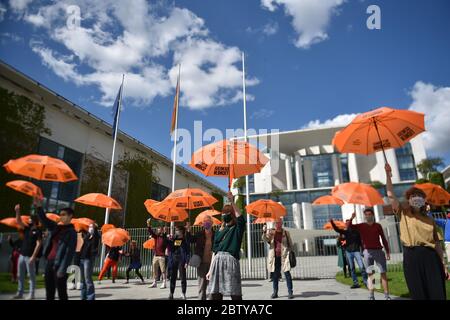 Berlin, Allemagne. 28 mai 2020. Des manifestants tiennent des parapluies dans les airs devant le bureau du chancelier à Berlin au début de la campagne « Genergénération Umbrella » de la Generations Foundation. L'un des objectifs de la campagne est de lier l'aide économique de Corona aux conditions sociales et écologiques. Credit: Sven Braun/dpa/Alay Live News Banque D'Images