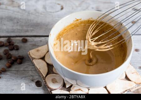 processus de préparation du café dalgona, café instantané fouetté. café crème, café glacé/ Banque D'Images