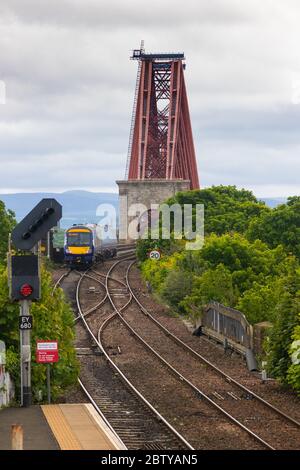 Le Forth Bridge vu de la gare de North Queensferry, Fife, Écosse. Banque D'Images